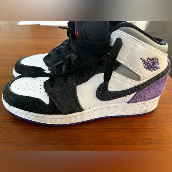 Air Jordans size 5Y, black and purple . Above average to good condition,see pics - Picture 3 of 9